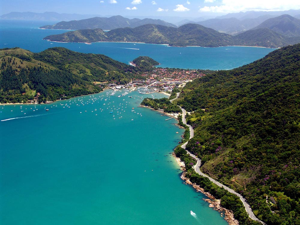 Vista aérea da marina e da orla central de Ubatuba